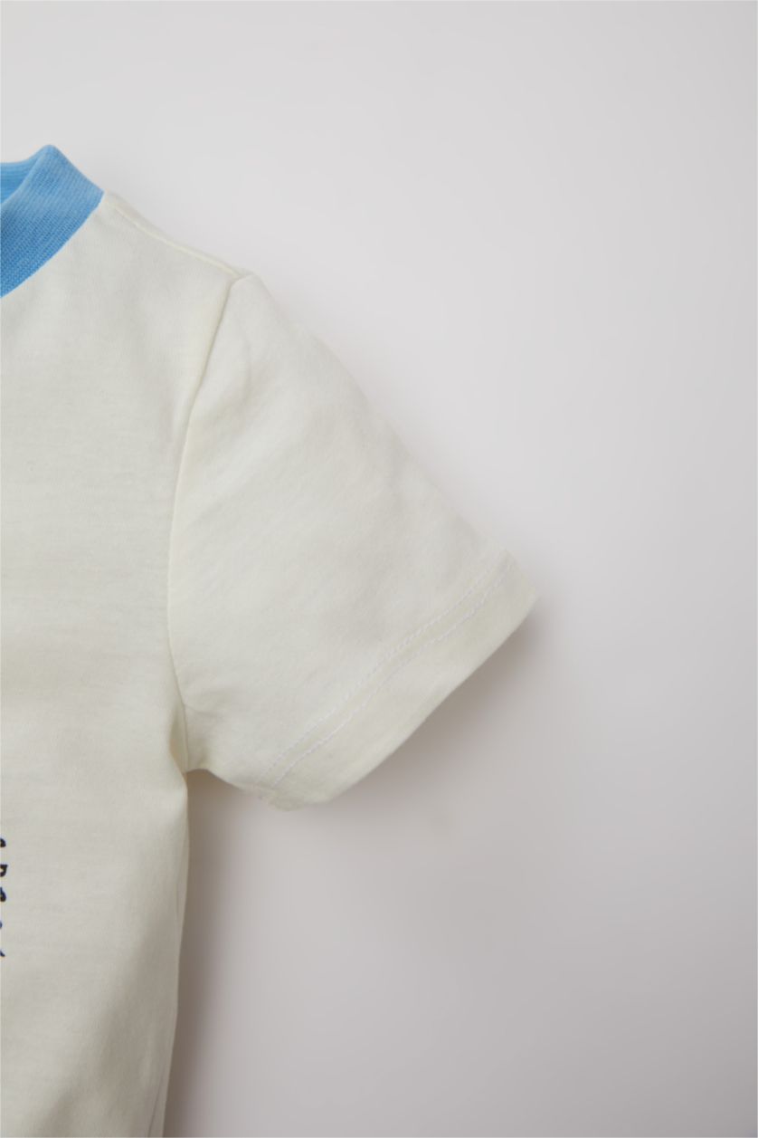 طفل صغير بيج فاتح طقم بيجاما اولادي ملون ممشط - قطعتين