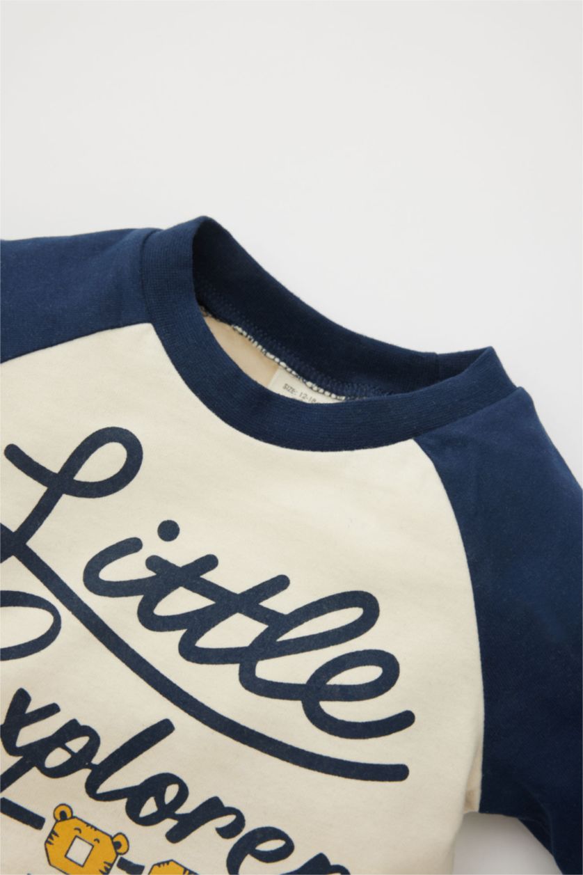 طفل صغير حجري فاتح تيشيرت بيبي اولادي بطبعة شعار قصة عادية بياقة مستديرة