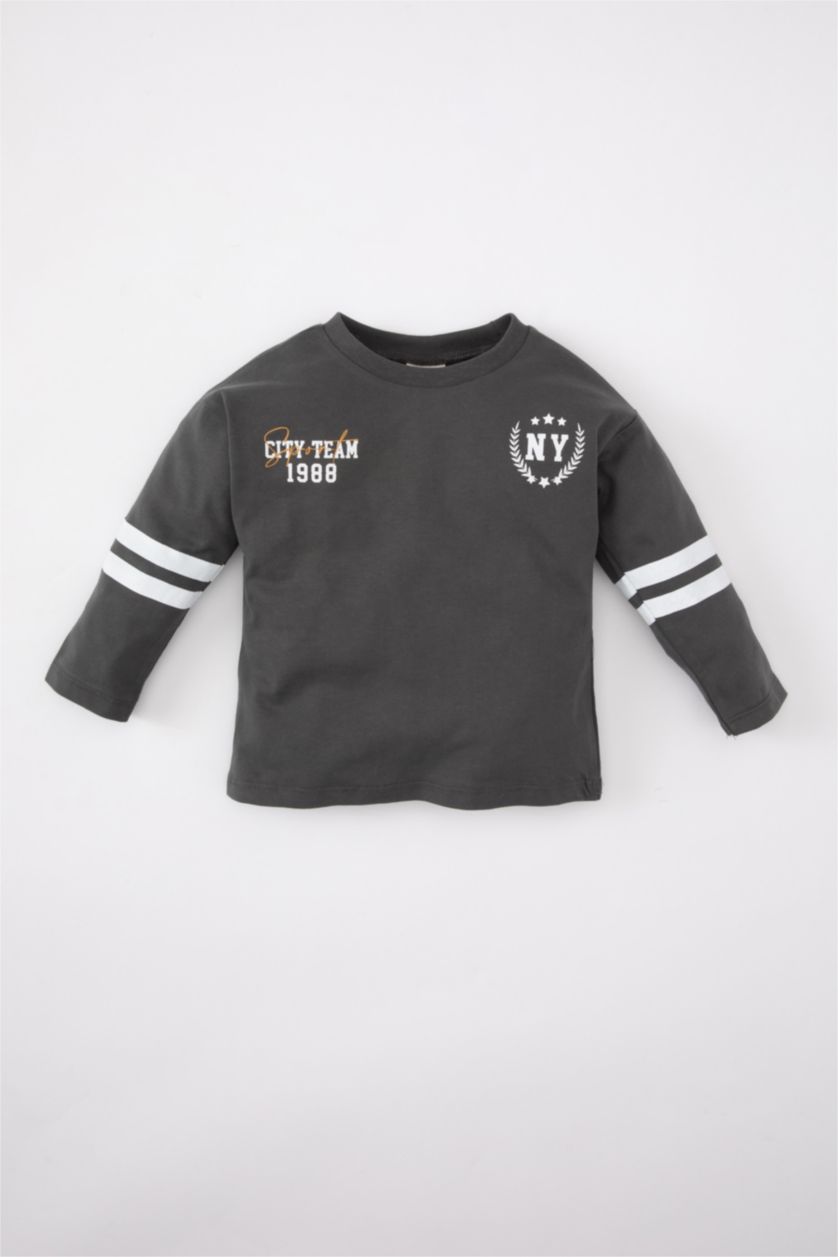 مولود ذكر رمادي تيشيرت بريميوم ولادي كم طويل بطبعة شعار وقصة عادية