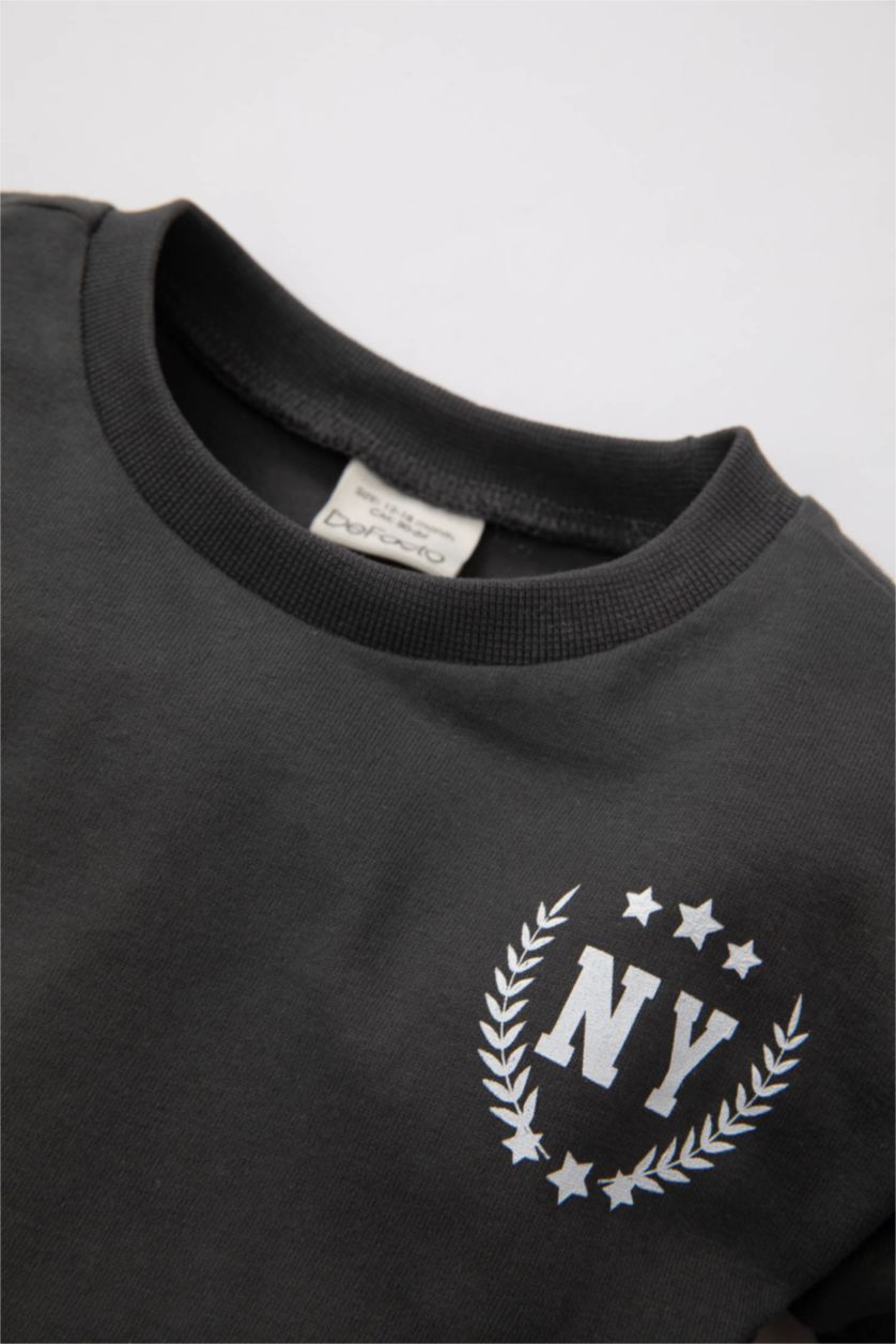 مولود ذكر رمادي تيشيرت بريميوم ولادي كم طويل بطبعة شعار وقصة عادية