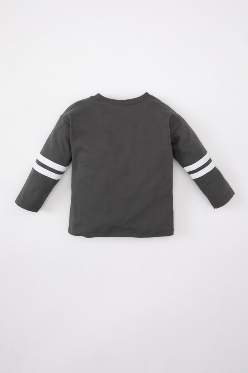 مولود ذكر رمادي تيشيرت بريميوم ولادي كم طويل بطبعة شعار وقصة عادية