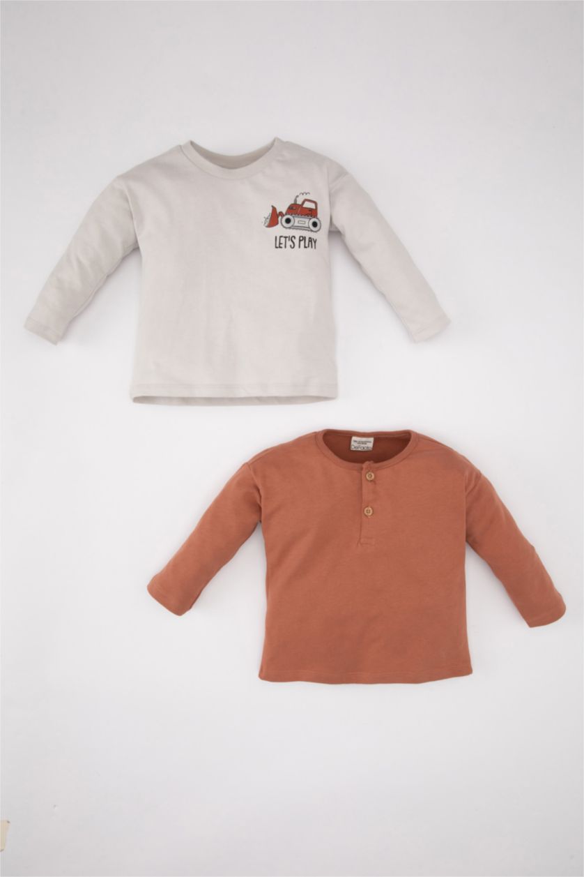 طفل صغير بني فاتح تيشيرت بيبي اولادي كم طويل قصة عادية بطبعة عربية - قطعتين