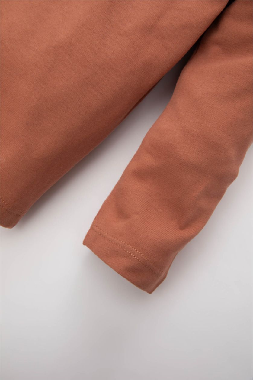 طفل صغير بني فاتح تيشيرت بيبي اولادي كم طويل قصة عادية بطبعة عربية - قطعتين