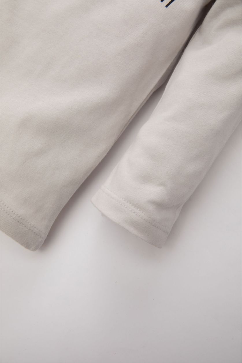 طفل صغير بني فاتح تيشيرت بيبي اولادي كم طويل قصة عادية بطبعة عربية - قطعتين