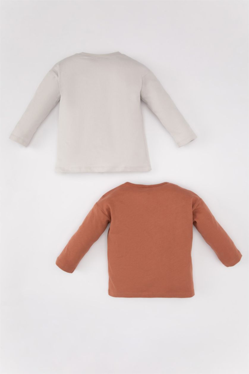 طفل صغير بني فاتح تيشيرت بيبي اولادي كم طويل قصة عادية بطبعة عربية - قطعتين