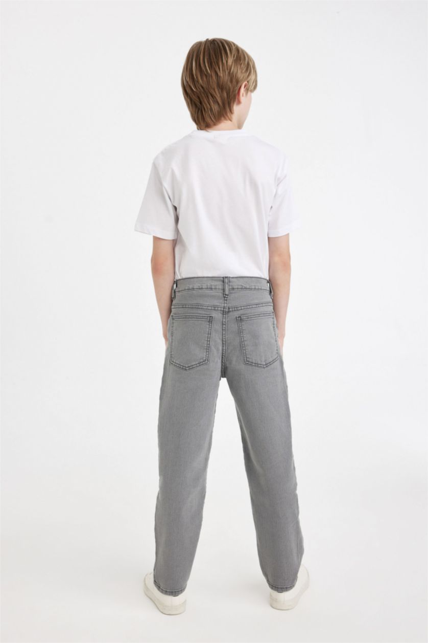 أولادي رمادي فاتح بنطلون جينز اولادي قصة مستقيمة ورجل عادي