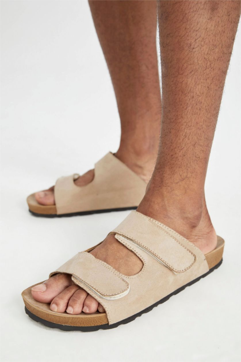 Man Dark Beige شبشب رجالي جلد صناعي بكعب مسطح بشريط مزدوج