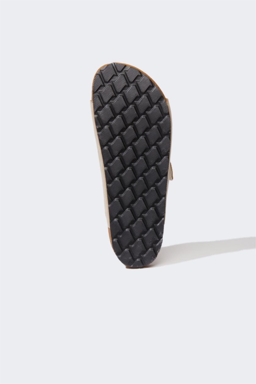 Man Dark Beige شبشب رجالي جلد صناعي بكعب مسطح بشريط مزدوج