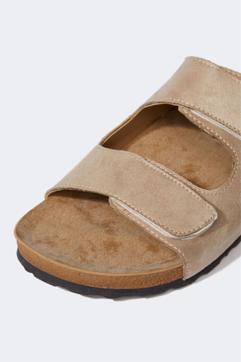 Man Dark Beige شبشب رجالي جلد صناعي بكعب مسطح بشريط مزدوج
