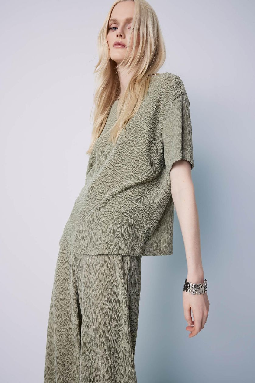 نساء كاكي فاتح تيشيرت نص كم قصة مريحة برقبة مستديرة