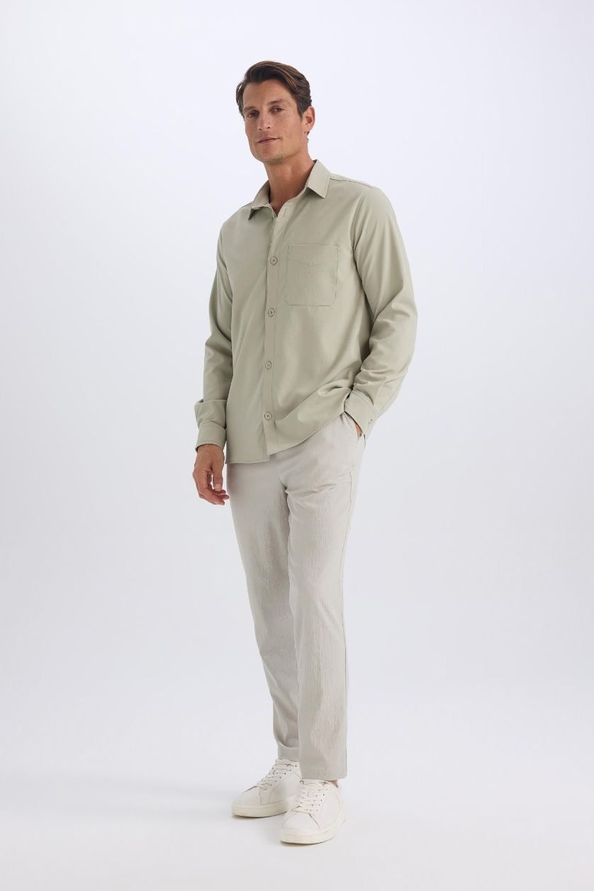 رجال أخضر فاتح بنطرون قماش صيفي قصة مريحة ورجل عادي