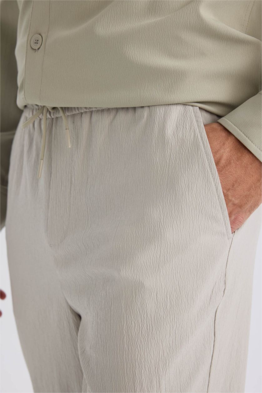 رجال أخضر فاتح بنطرون قماش صيفي قصة مريحة ورجل عادي