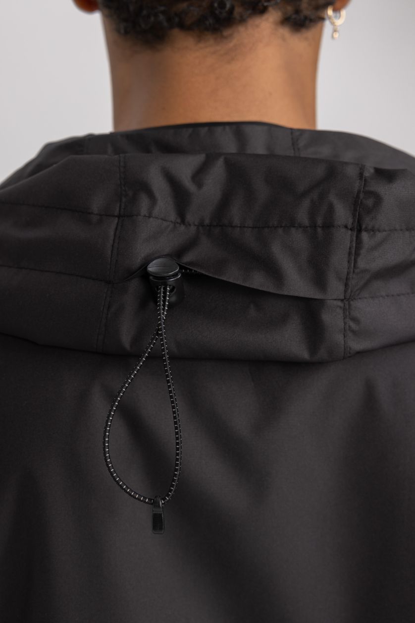 رجال أسود بالطو مطر قصة عادية بغطاء للرأس طارد للماء من DeFactoFit