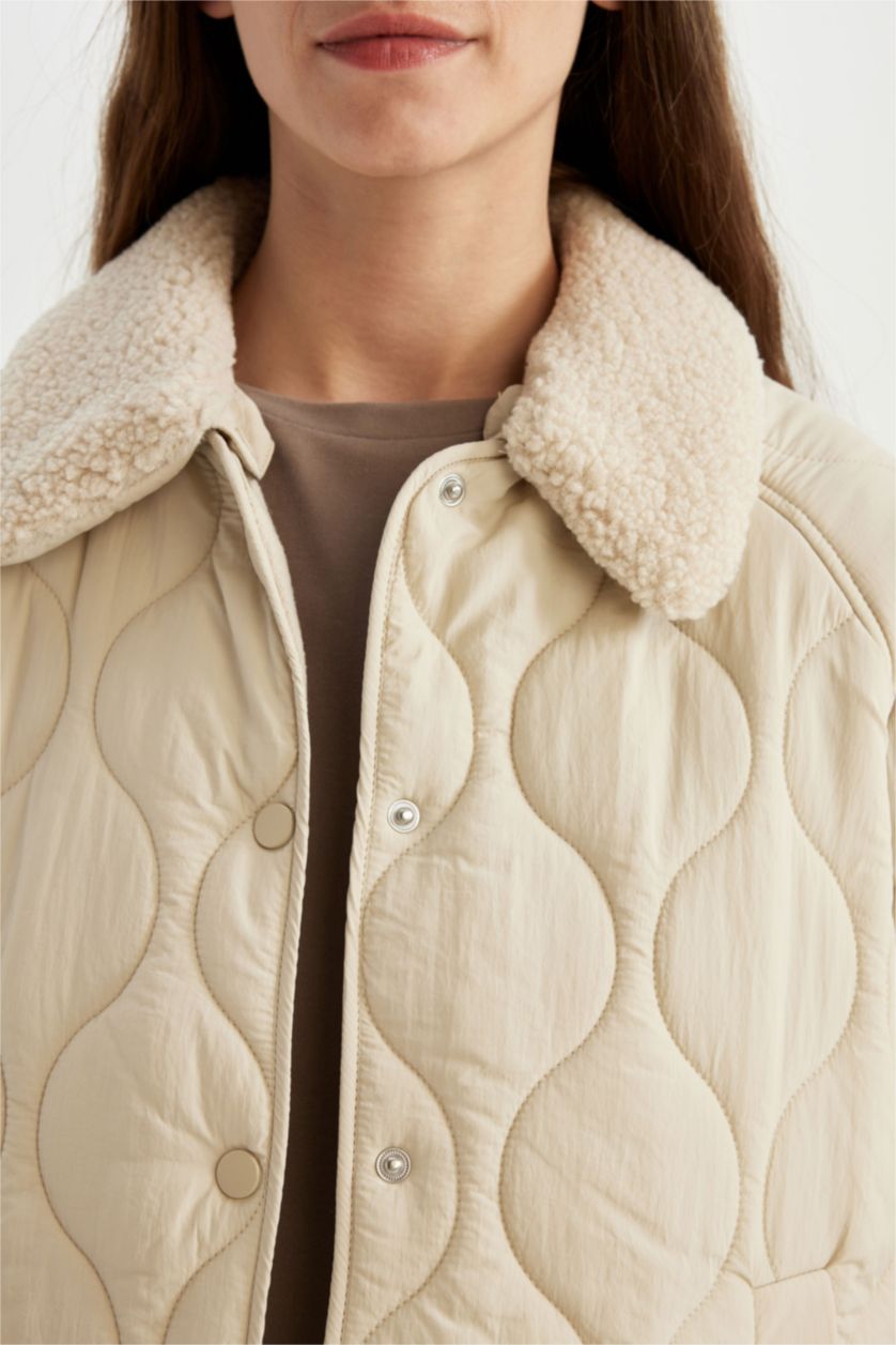 FEMME Écru Veste matelassée à Col en Fausse Fourrure coupe régulière