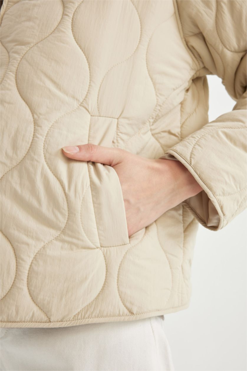 FEMME Écru Veste matelassée à Col en Fausse Fourrure coupe régulière