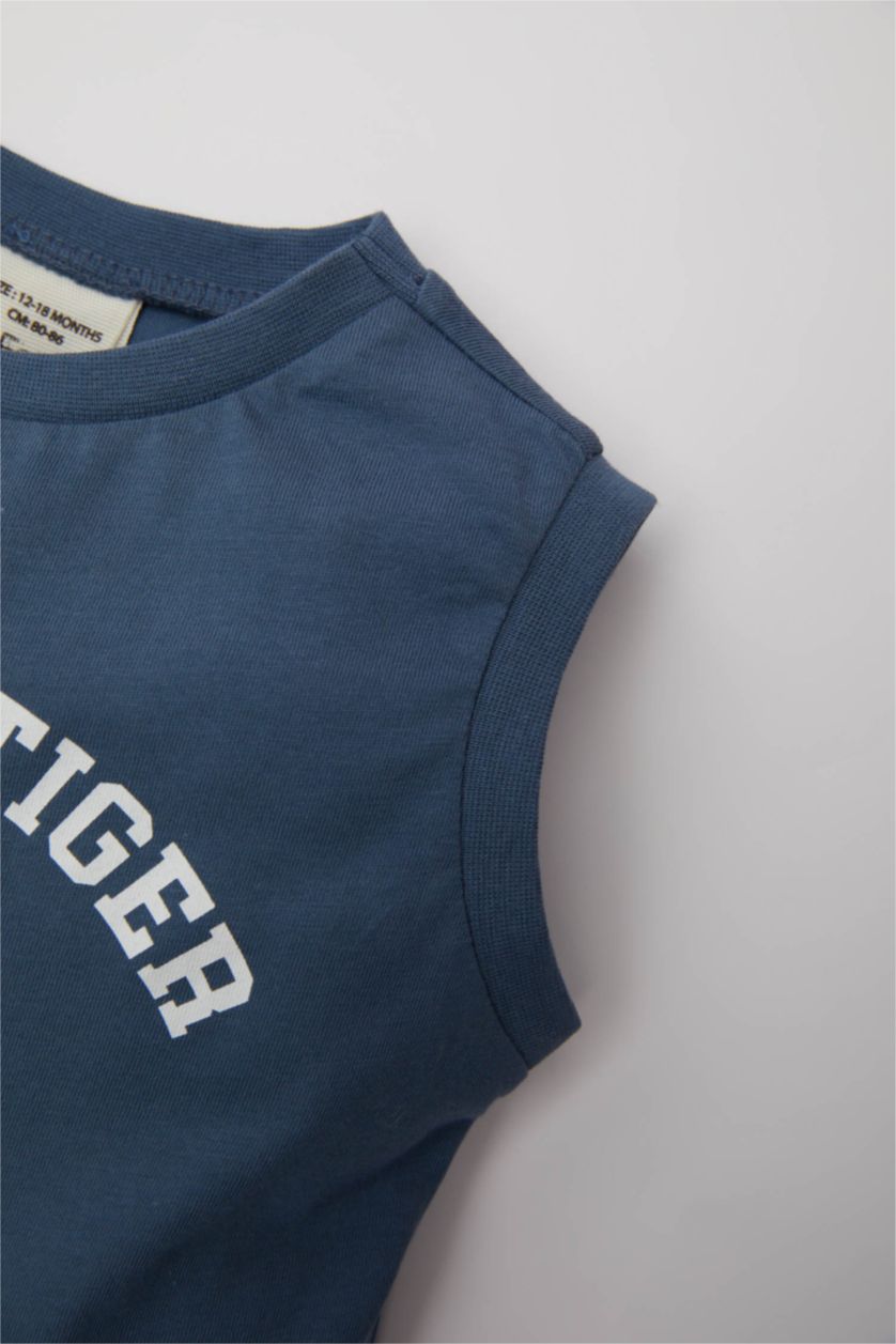 مولود ذكر نيلي فاتح طقم ولادي شورت وتيشيرت بطبعة شعار - قطعتين