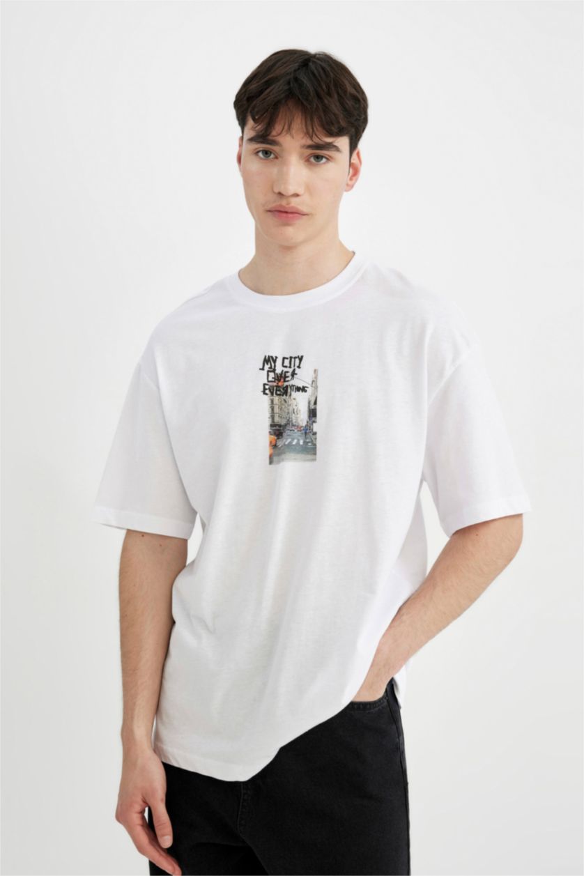 Erkek Beyaz Comfort Regular Fit Rahat Kalıp Bisiklet Yaka Sırt Baskılı Kısa Kollu Tişört