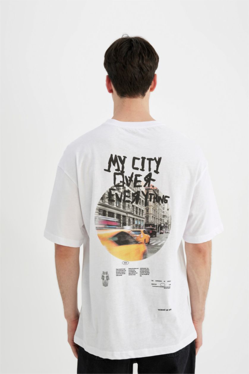 Erkek Beyaz Comfort Regular Fit Rahat Kalıp Bisiklet Yaka Sırt Baskılı Kısa Kollu Tişört