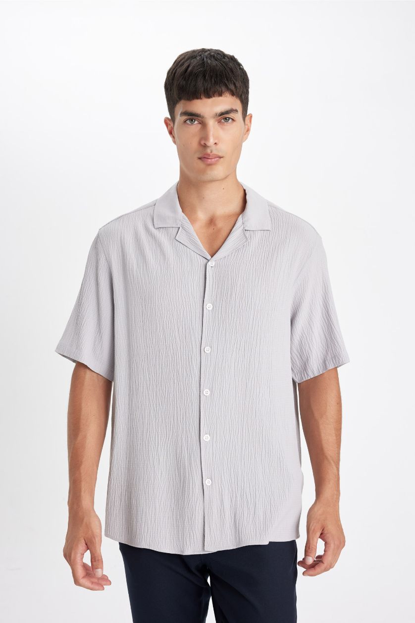 Erkek Açık Gri Relax Fit Yazlık Polo Yaka Dokulu Kısa Kollu Gömlek