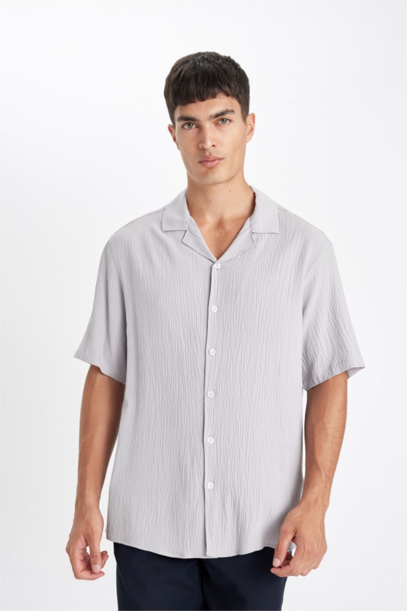 Erkek Açık Gri Relax Fit Yazlık Polo Yaka Dokulu Kısa Kollu Gömlek