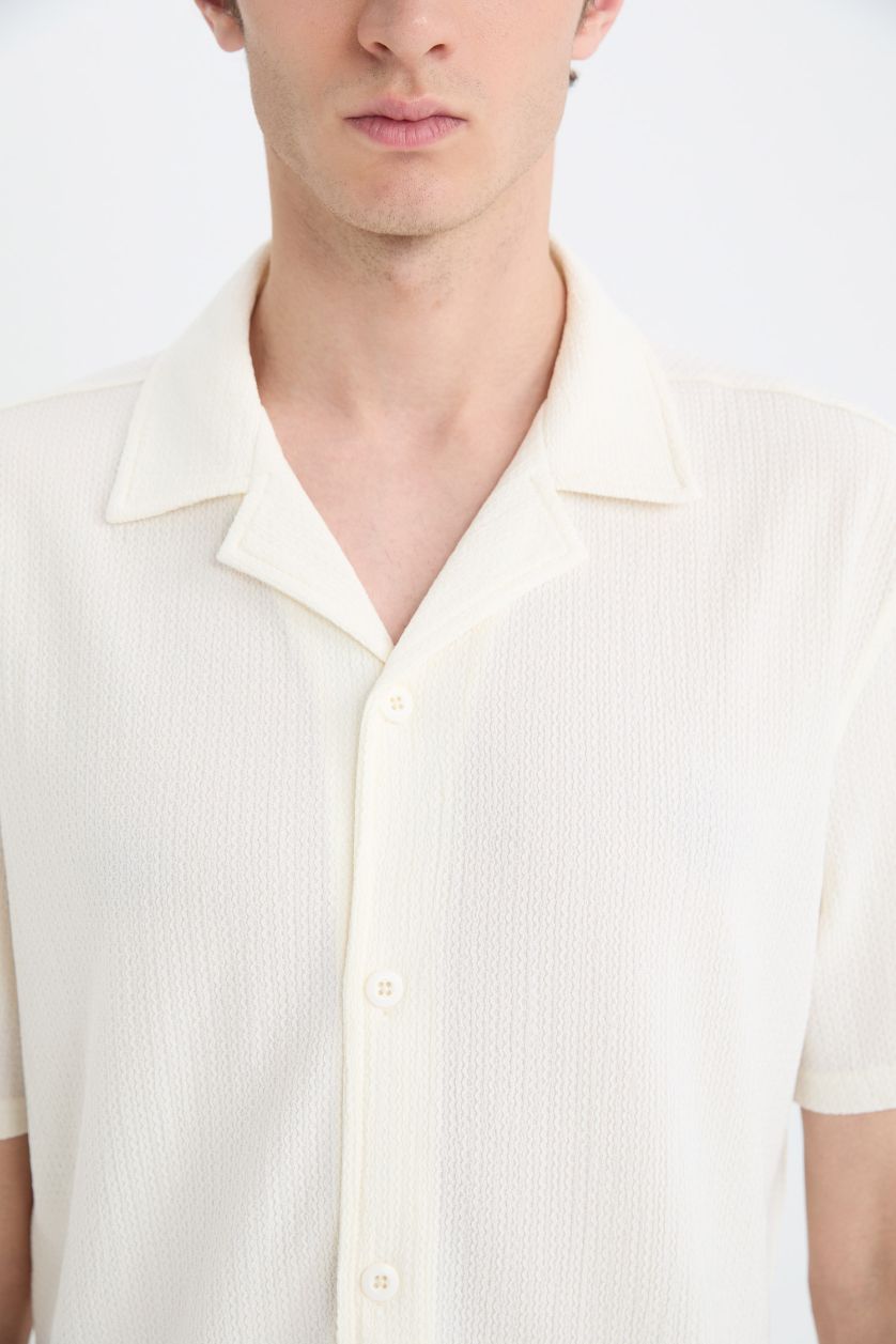 Erkek Kırık Beyaz Modern Fit Dokulu Penye Kısa Kollu Beyaz Gömlek