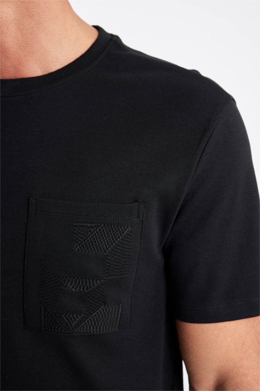 Erkek Siyah Regular Fit Bisiklet Yaka Nakışlı Kısa Kollu Siyah Tişört