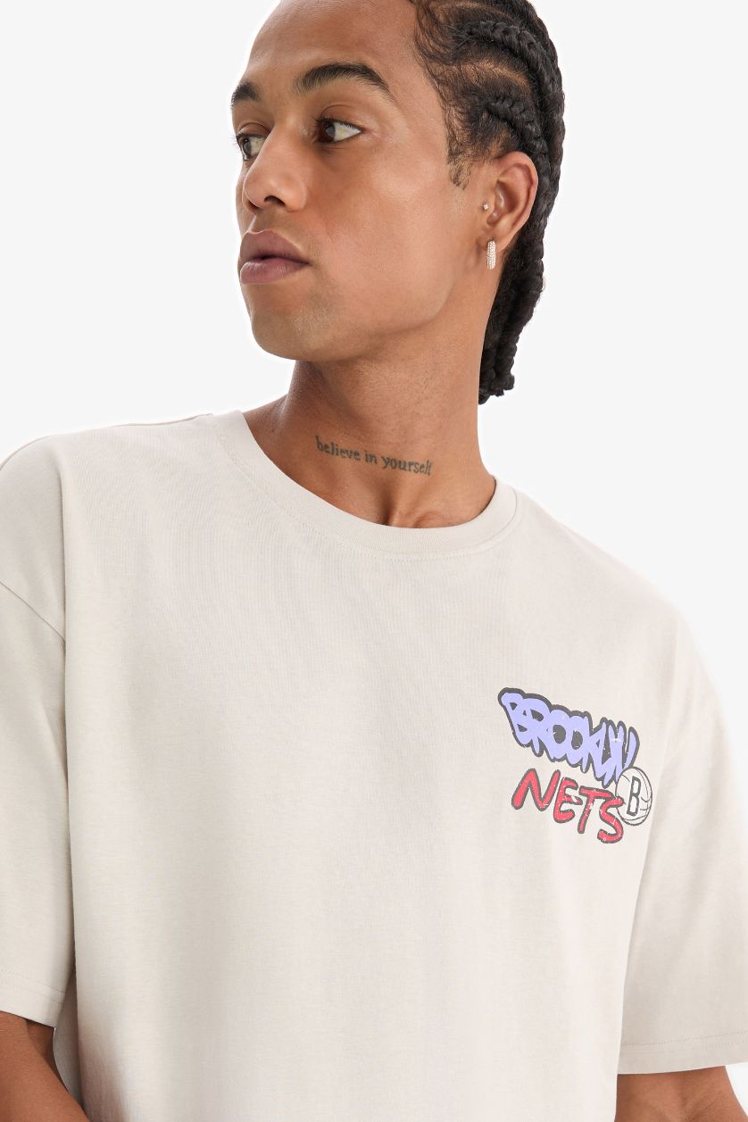 Erkek Taş NBA Brooklyn Nets Boxy Fit Bisiklet Yaka Sırt Baskılı Kısa Kollu Tişört