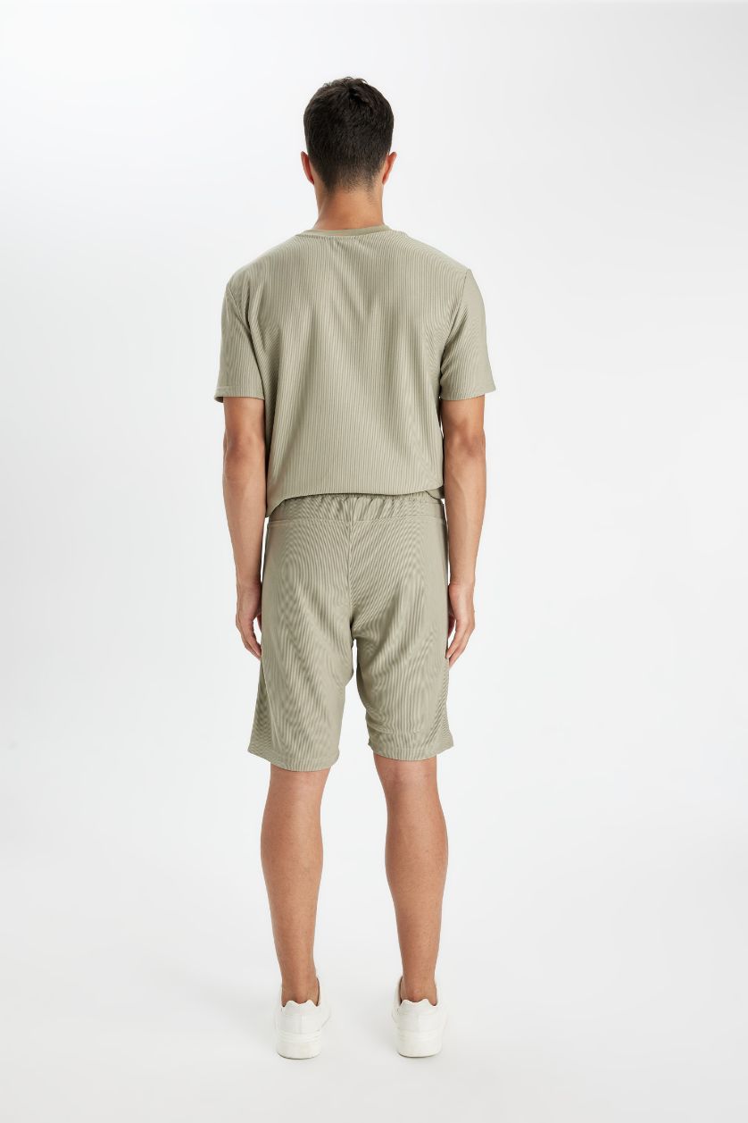 رجال كاكي فاتح برمودا قصة عادية