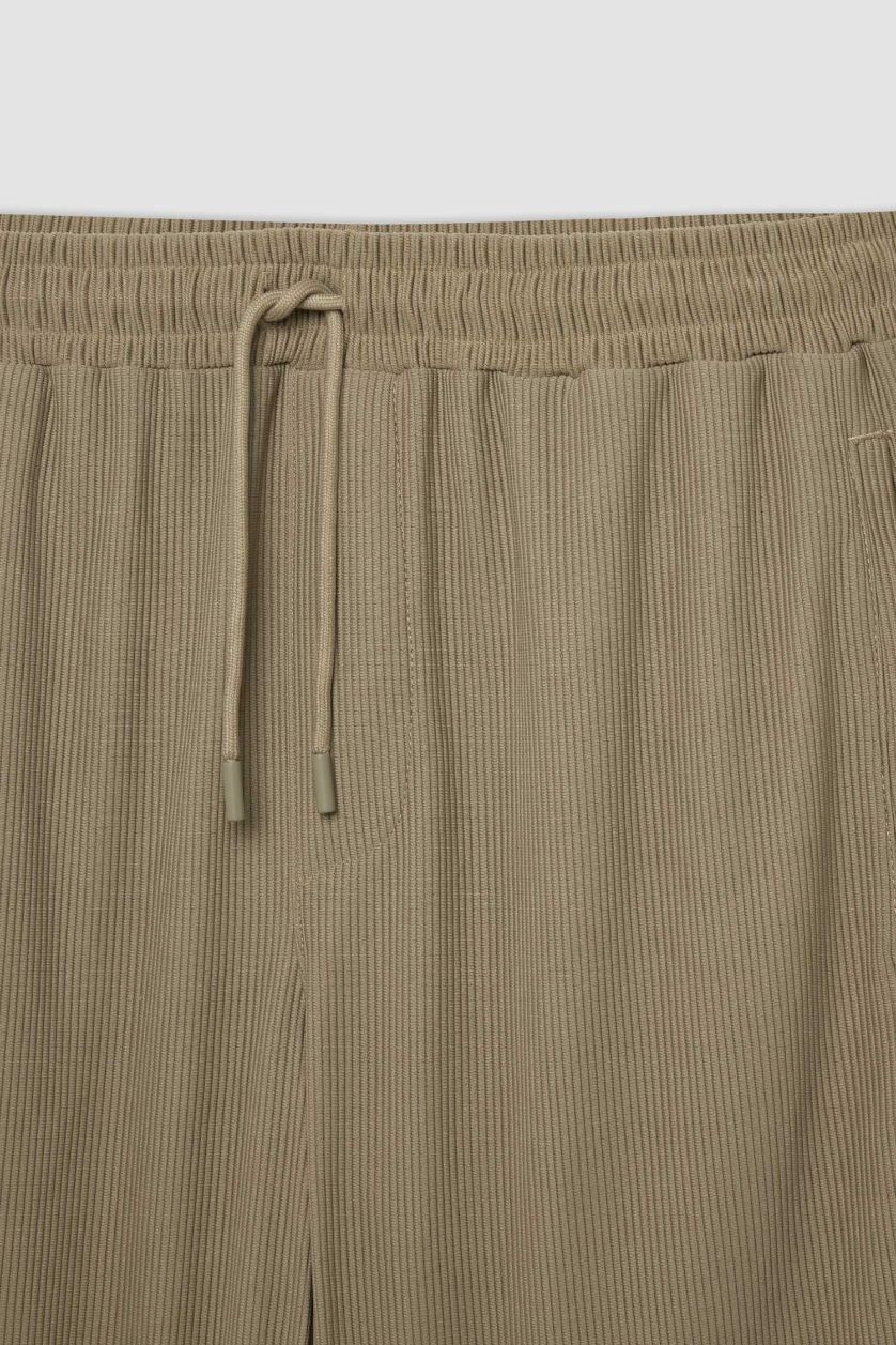 رجال كاكي فاتح برمودا قصة عادية