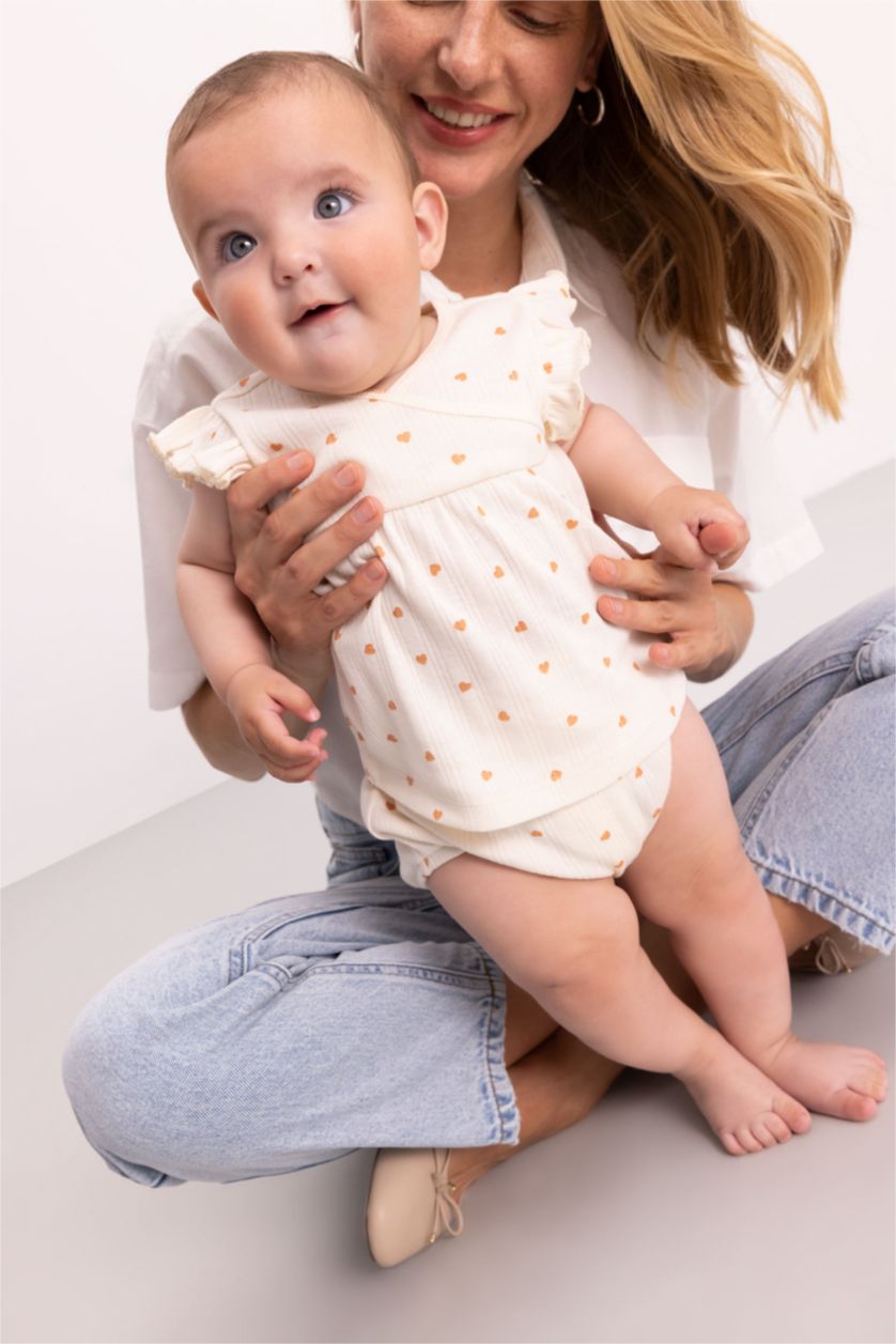 Kız Bebek Ekru Kız Bebek 2'li Takım Kalp Desenli Kısa Kollu Tişört Beli Lastikli Külot