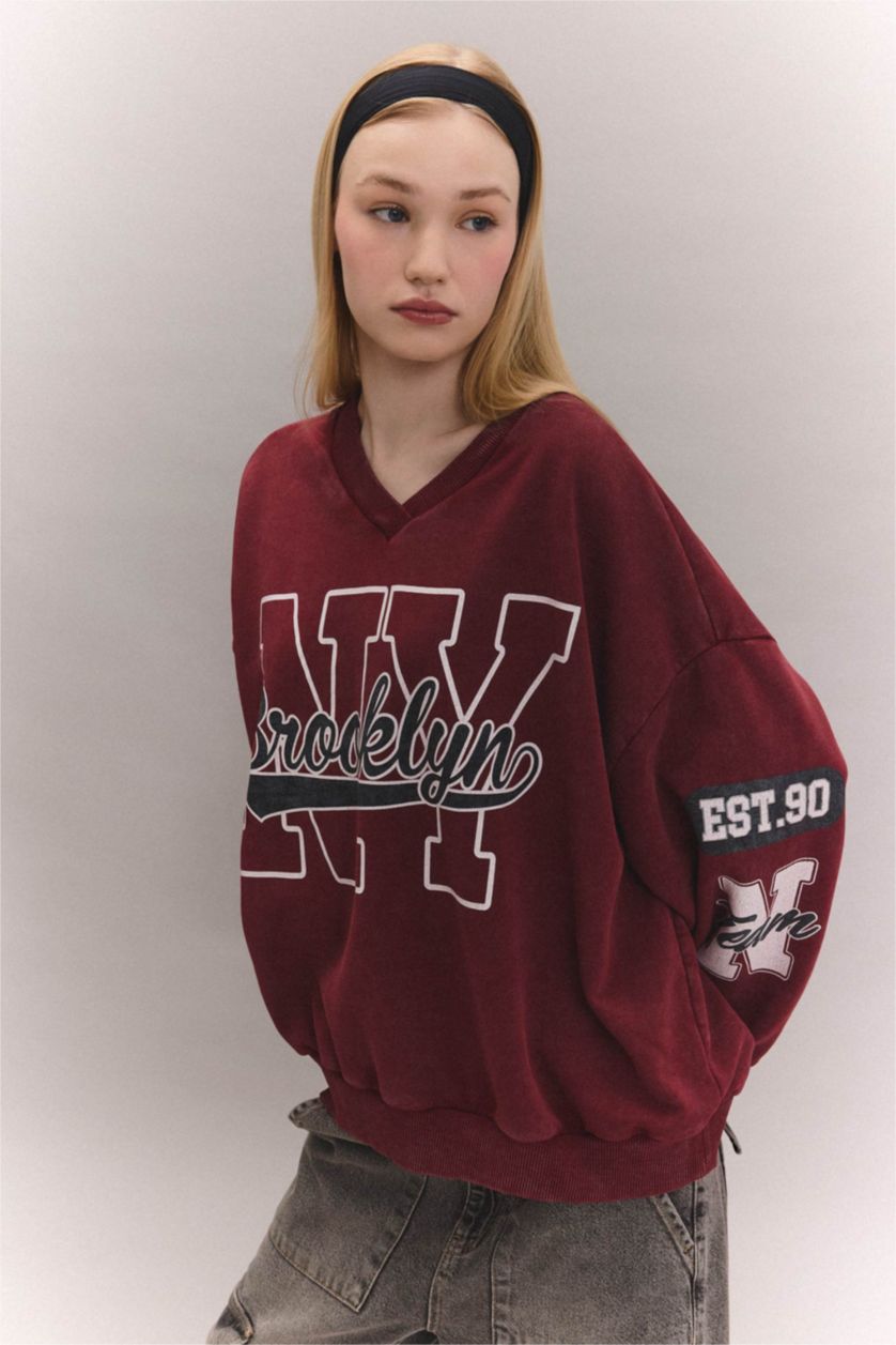 نساء خمري سويت شيرت واسع برقبة V وتأثير باهت