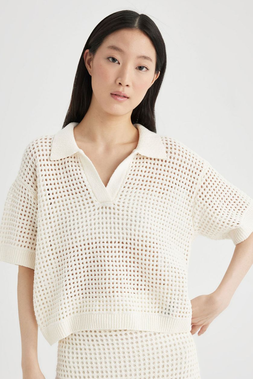 نساء بيج فاتح بلوز تريكو قصة مريحة بياخة بولو