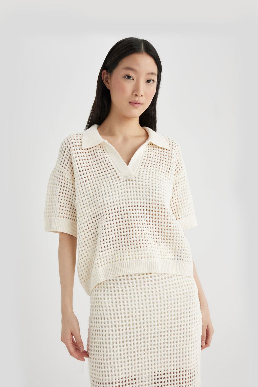 نساء بيج فاتح بلوز تريكو قصة مريحة بياخة بولو