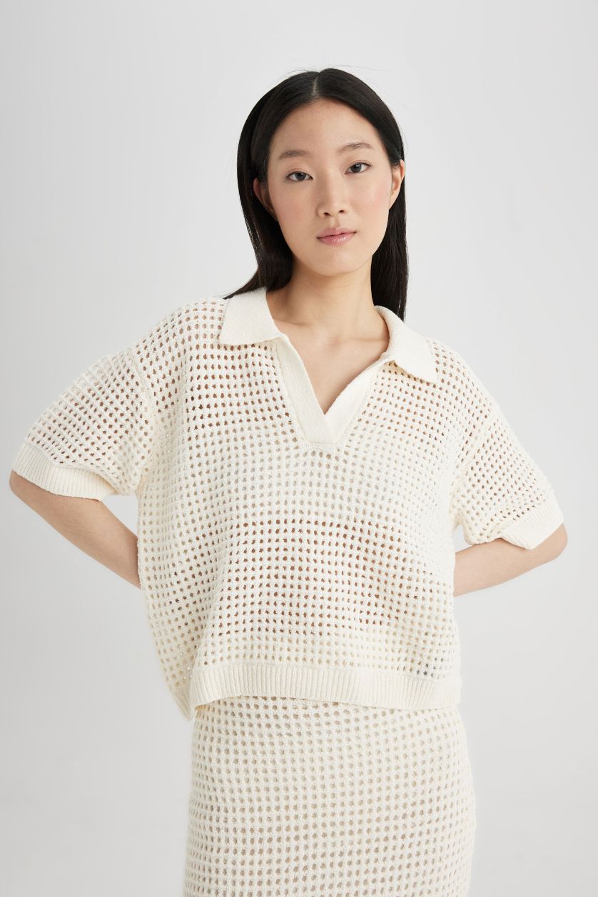 نساء بيج فاتح بلوز تريكو قصة مريحة بياخة بولو