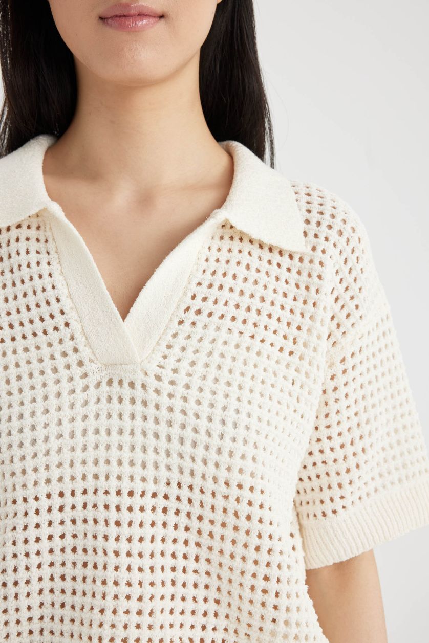 نساء بيج فاتح بلوز تريكو قصة مريحة بياخة بولو