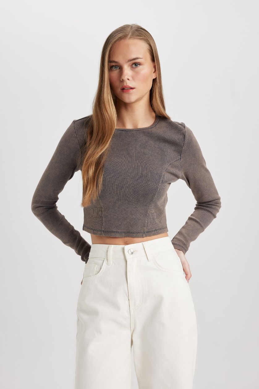 حريمي بني تيشيرت كم طويل سليم فيت مضلع بتأثير باهت