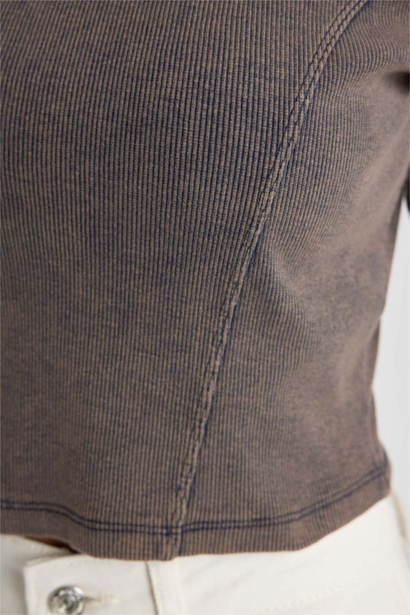 حريمي بني تيشيرت كم طويل سليم فيت مضلع بتأثير باهت