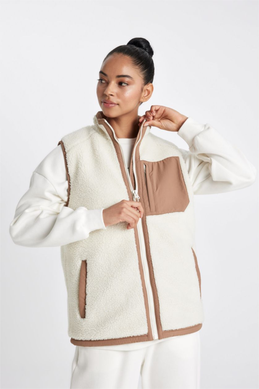 Kadın Taş Normal Kesim Dik Yaka Fermuarlı Cepli Pelüş Yelek