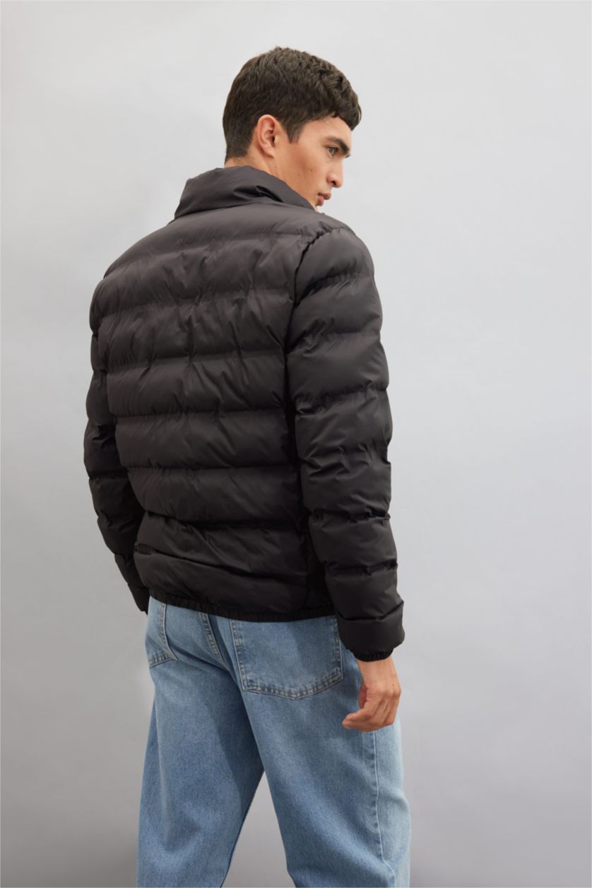 رجال أسود قمصلة نفخ خفيف قصة عادية بياقة عالية بسحاب وجيب