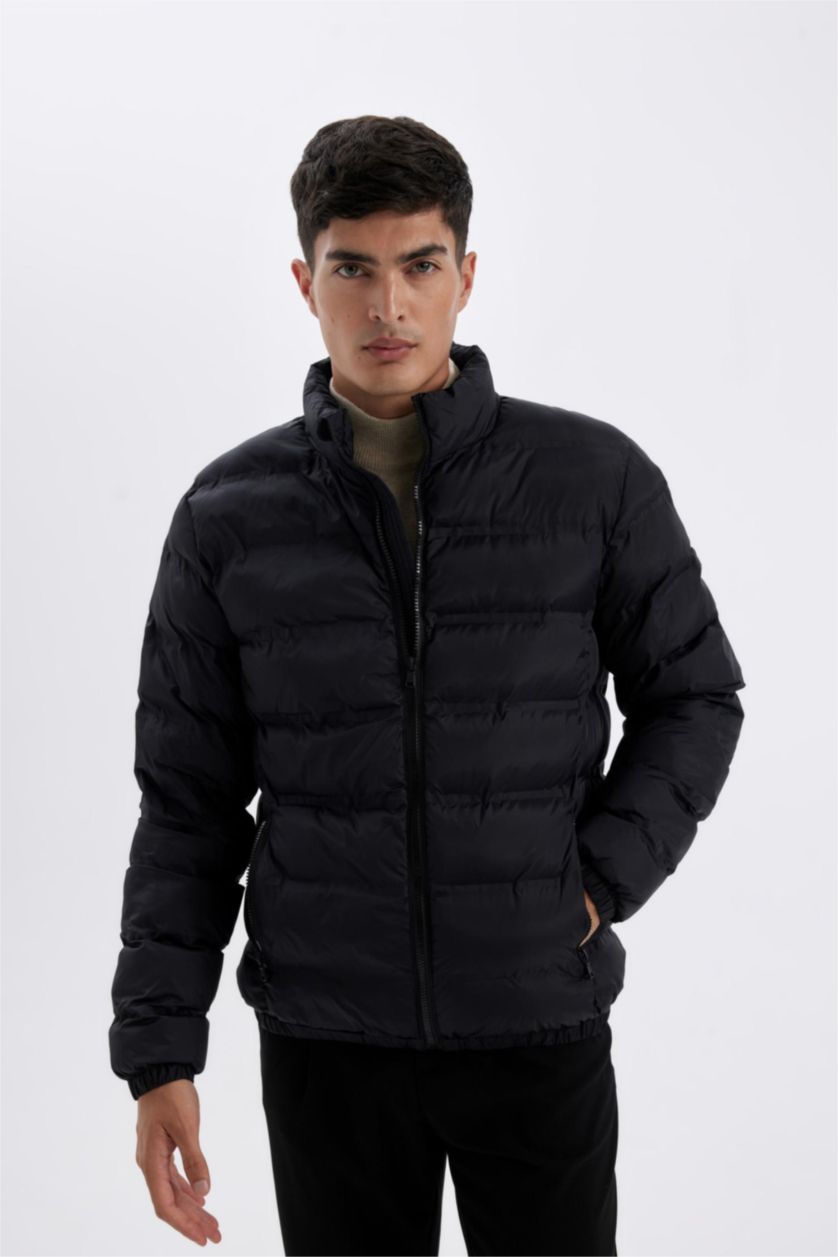 رجال أسود قمصلة نفخ خفيف قصة عادية بياقة عالية بسحاب وجيب