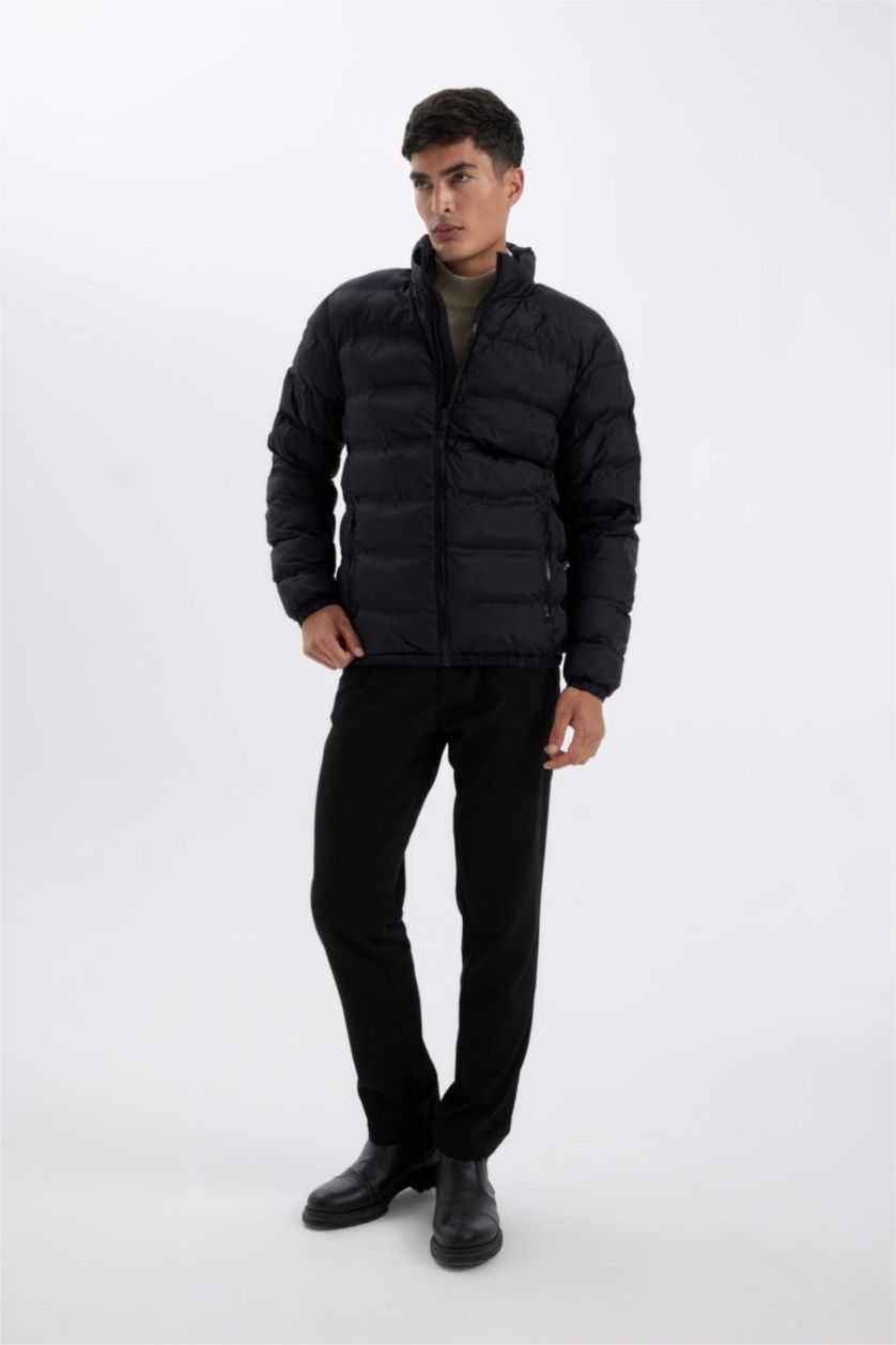 رجال أسود قمصلة نفخ خفيف قصة عادية بياقة عالية بسحاب وجيب