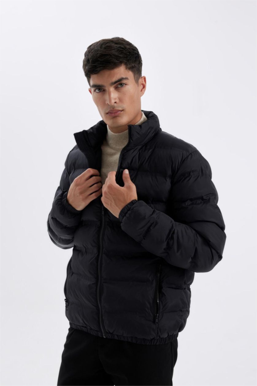 رجال أسود قمصلة نفخ خفيف قصة عادية بياقة عالية بسحاب وجيب