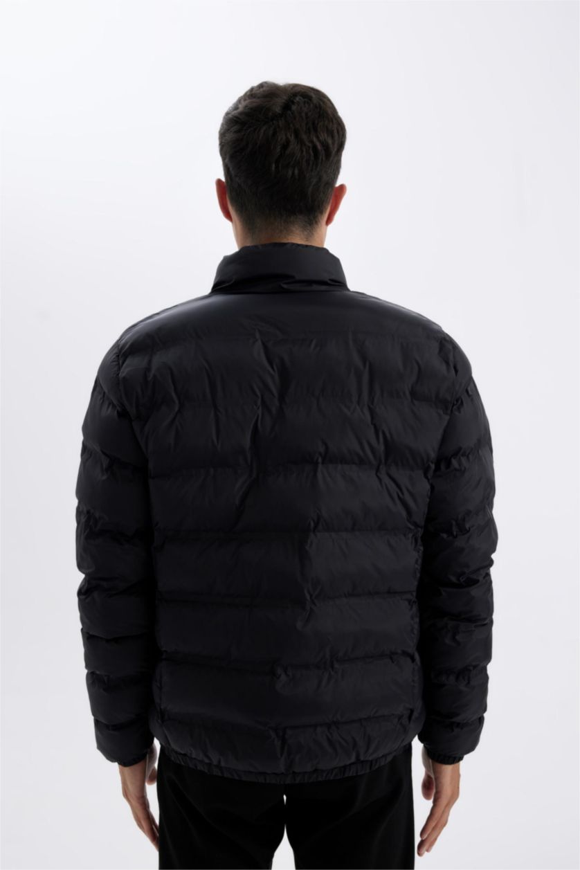 رجال أسود قمصلة نفخ خفيف قصة عادية بياقة عالية بسحاب وجيب