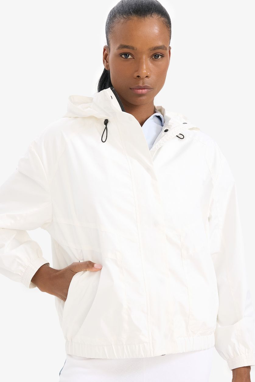 Kadın Beyaz Su İtici Regular Fit Kapüşonlu Cepli Mevsimlik Baharlık Yağmurluk