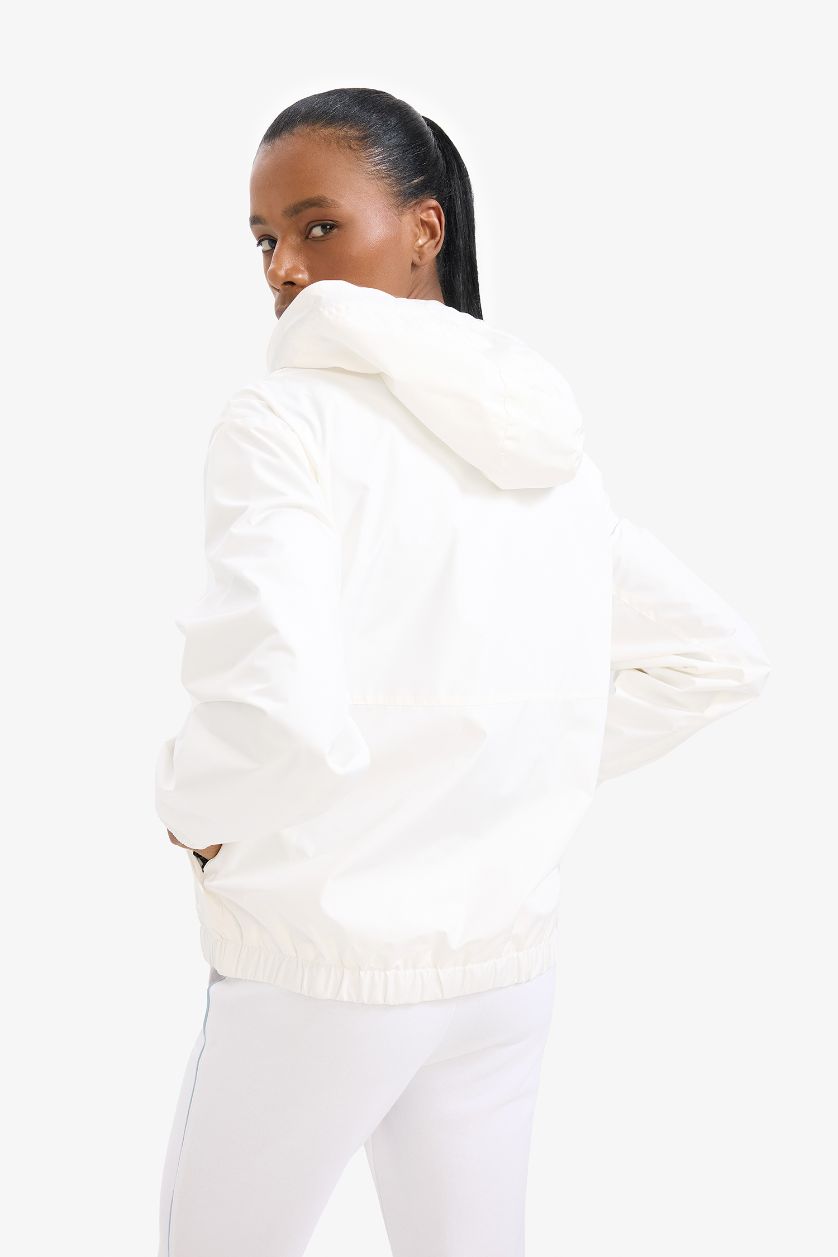 Kadın Beyaz Su İtici Regular Fit Kapüşonlu Cepli Mevsimlik Baharlık Yağmurluk