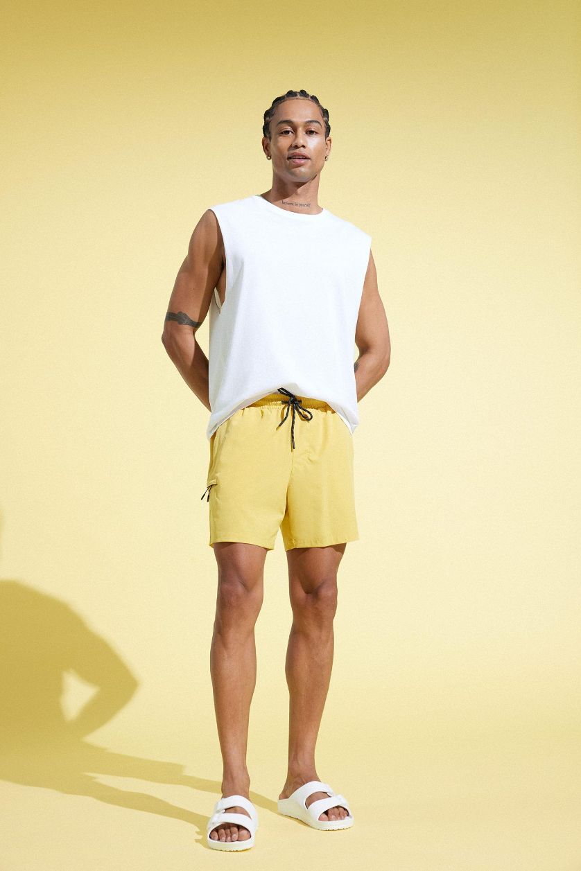 Erkek Sarı Baskılı Esnek Dokulu Kısa Boy Sporcu Deniz Şortu