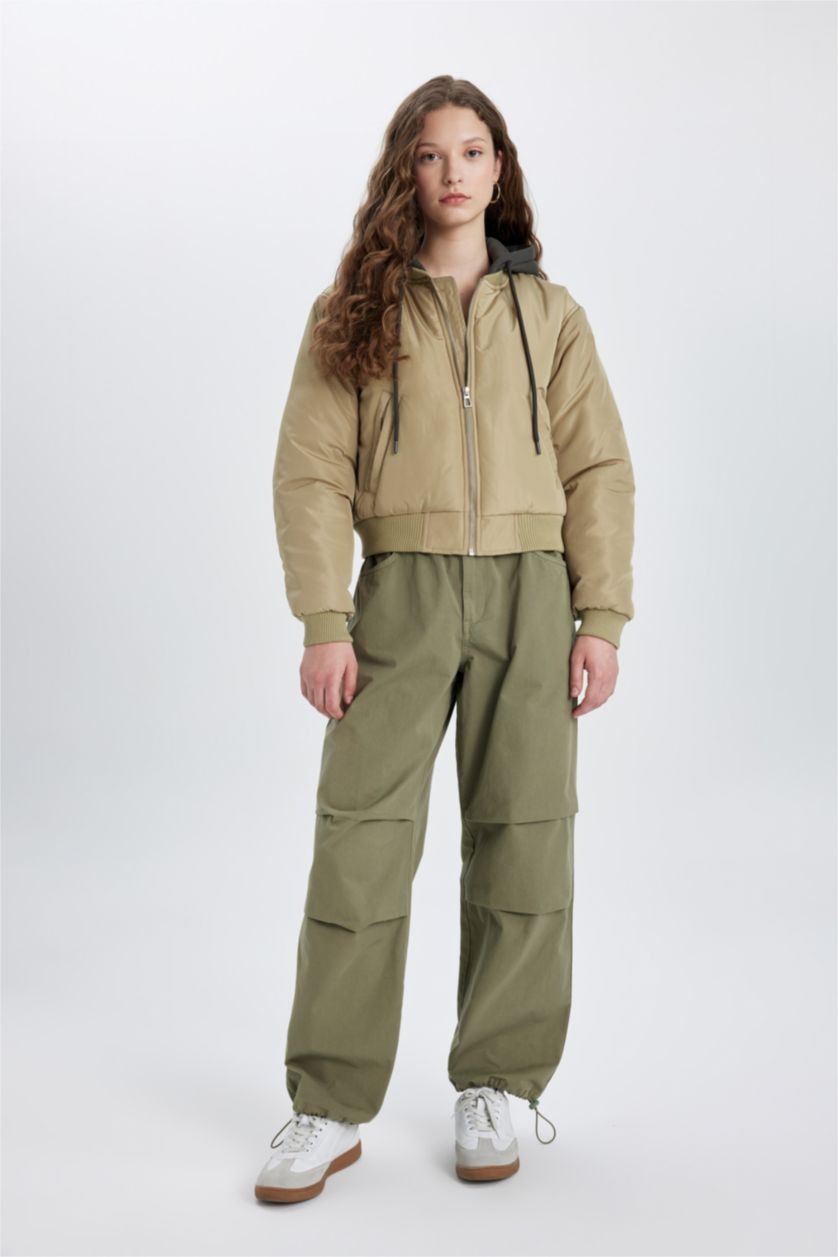 Kadın Açık Haki Regular Kalıp Kapüşonlu Fermuarlı Cepli Bomber Ceket Mont