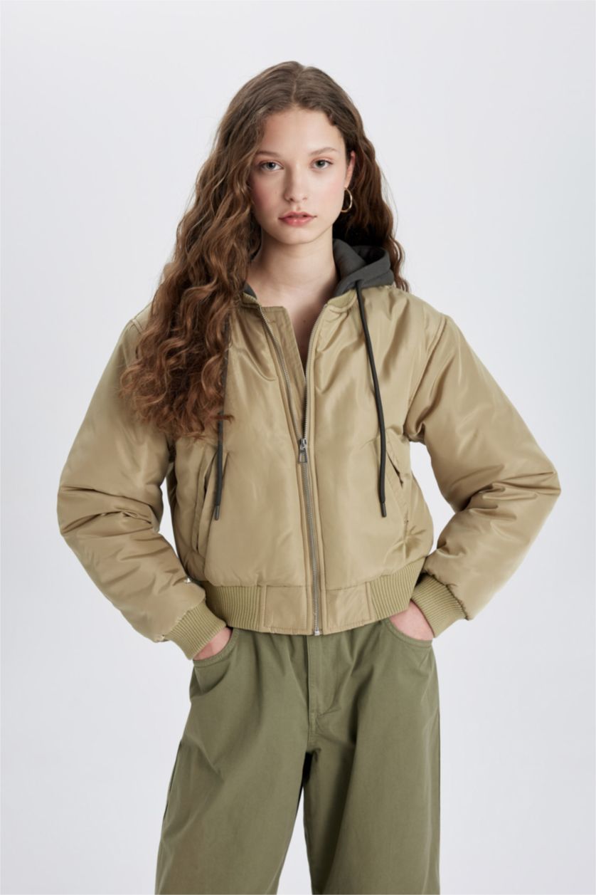 Kadın Açık Haki Regular Kalıp Kapüşonlu Fermuarlı Cepli Bomber Ceket Mont