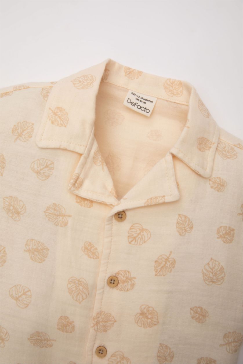 مولود ذكر بيج فاتح طقم ولادي شورت وقميص موسلين برقبة عالية - قطعتين