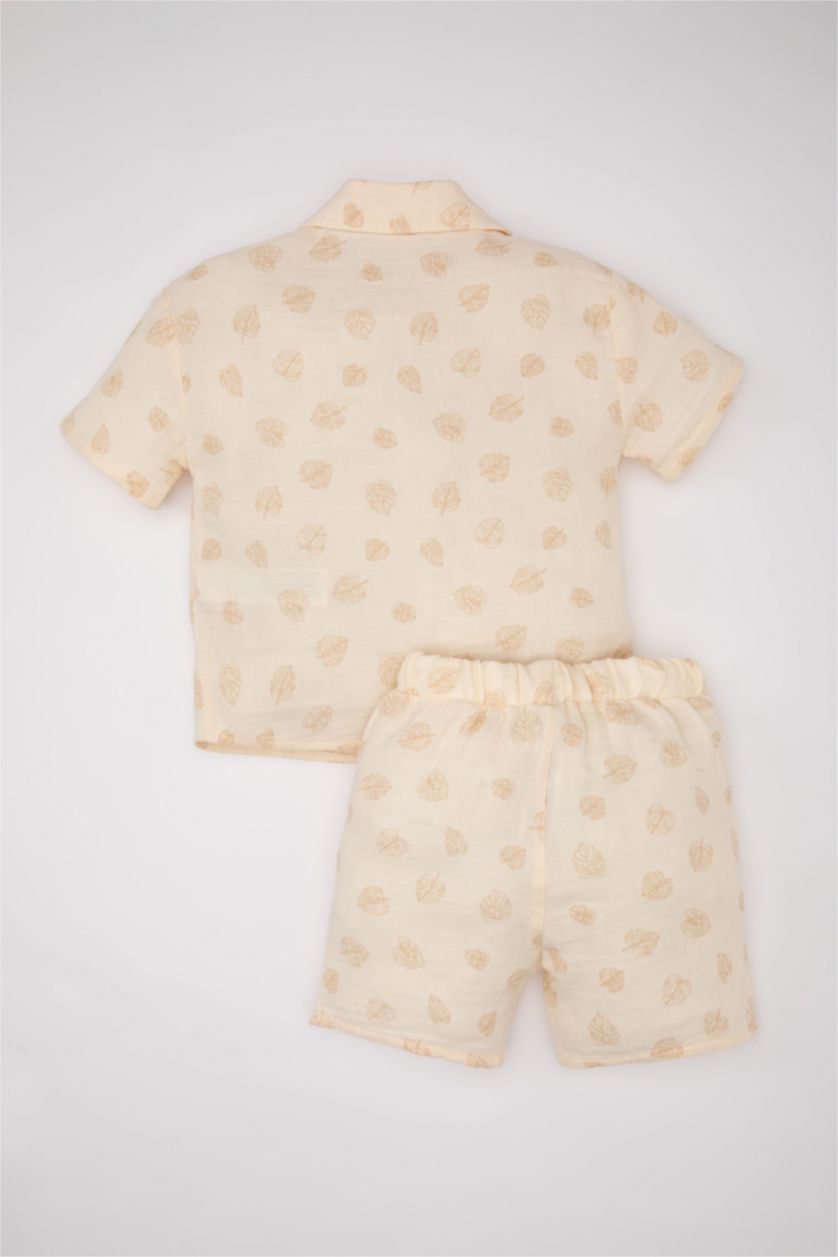 مولود ذكر بيج فاتح طقم ولادي شورت وقميص موسلين برقبة عالية - قطعتين